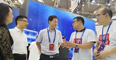 南京软博会：江苏省工信厅副厅长池宇鼓励华云数据坚持做自主创新中国云