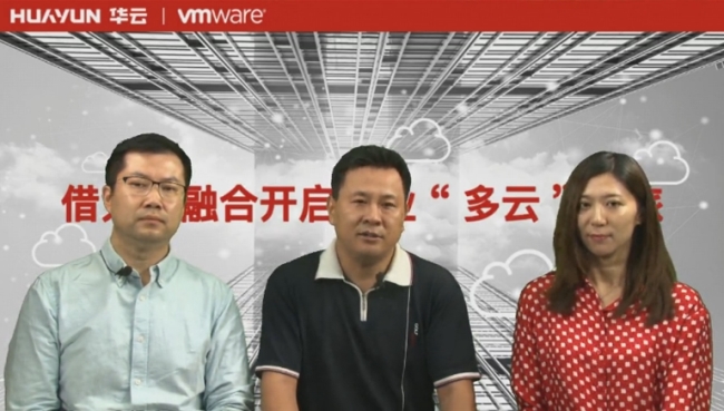 VMware全球产品经理张君迟（左一）与华云数据超融合事业部产品营销高级总监徐哲（左二）