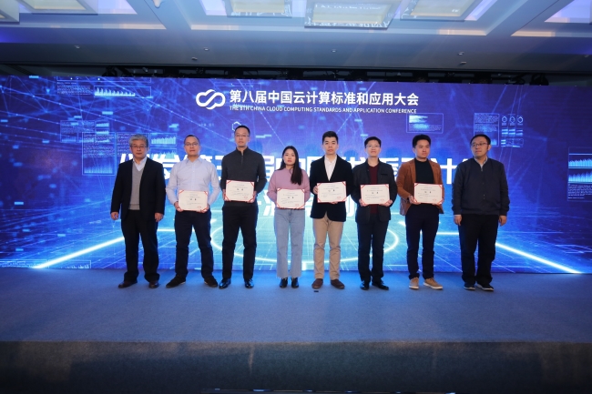 华云数据集团品牌市场部副总裁高华（左五）领奖