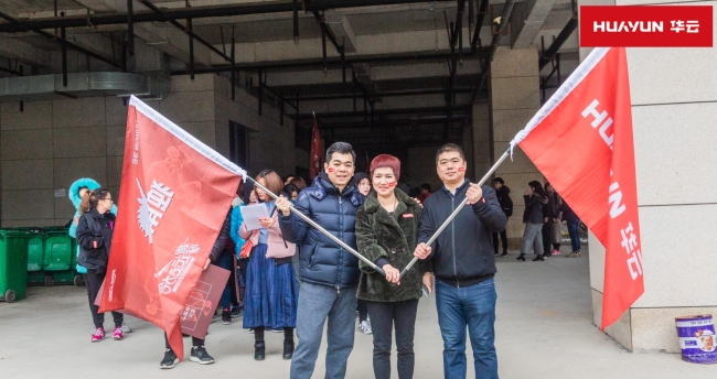 华云数据各地伙伴列队，前往江南大学体育馆进行全员活动