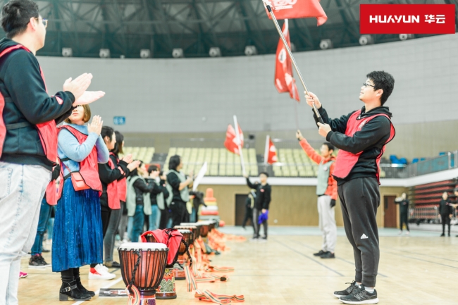 教练员携16位队长上舞台进行击鼓仪式